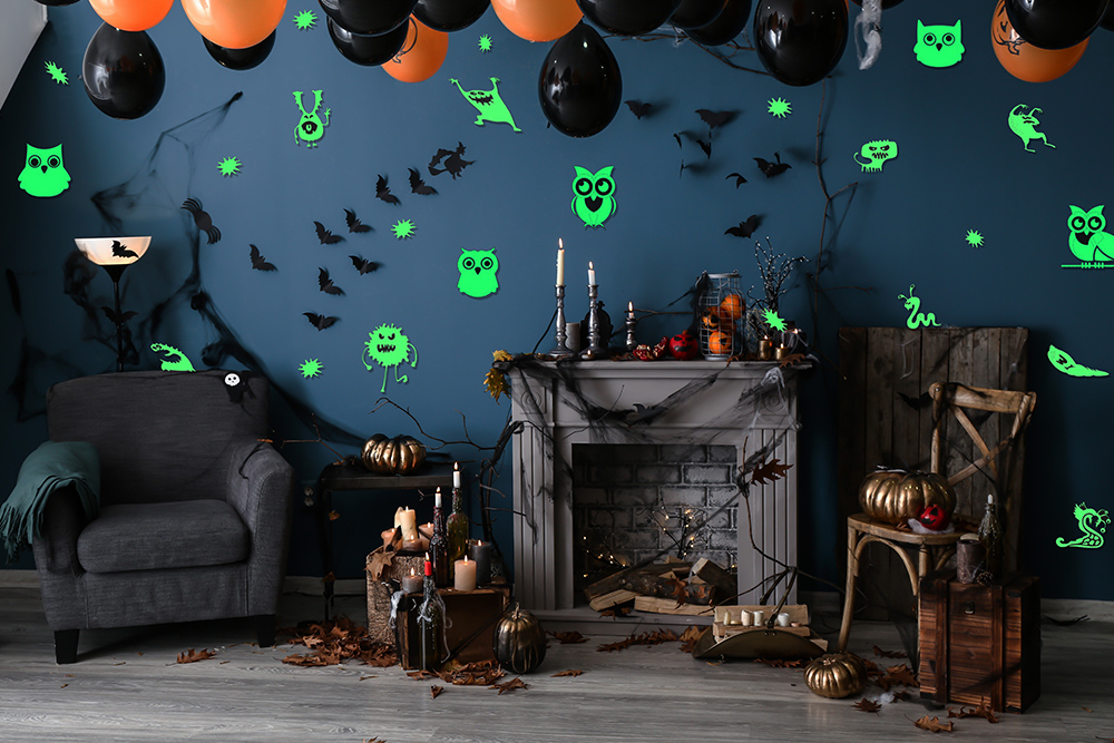 Die nachleuchtenden Wandaufkleber als Deko für Halloween